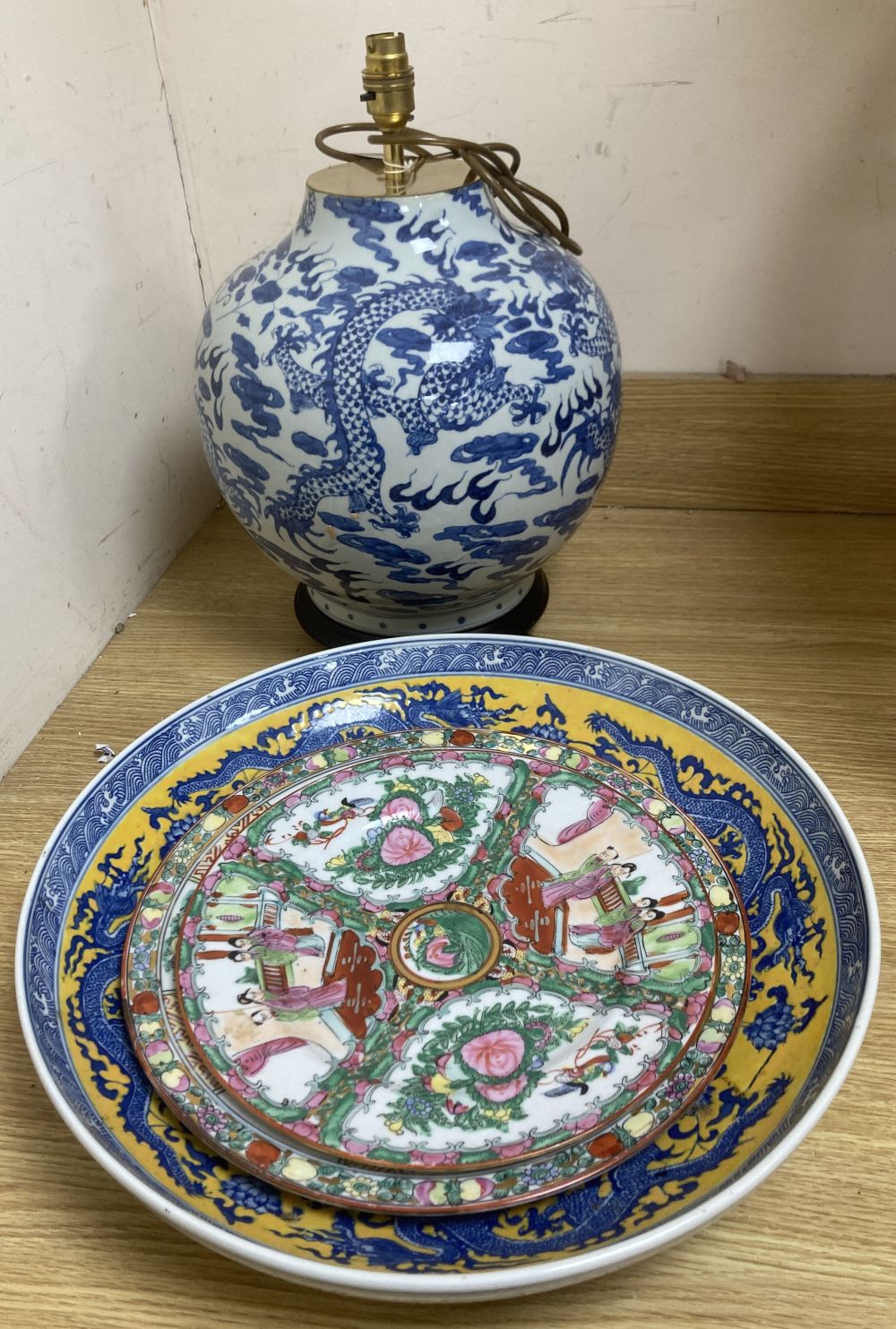 A Chinese blue and white lamp, 33cm excl. light fitting, a large Chinese dragon dish, 41cm and two Canton dishes